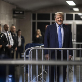  El ex presidente de Estados Unidos, Donald Trump, habla con los periodistas junto a su abogado Todd Blanche (derecha) al final de la segunda semana de su juicio en el tribunal penal de Manhattan, en Nueva York.- EFE/EPA/Dave Sanders / POOL