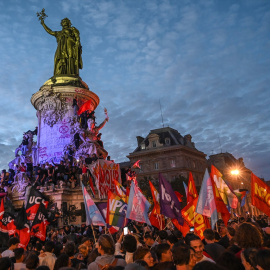 Miles de personas se congregan en la Plaza de la República tras conocer los resultados de las elecciones legislativas en París, Francia.- Europa Press