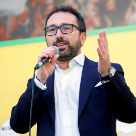 El ministro de Justicia de Italia, Alfonso Bonafede, habla en el escenario durante una protesta antigubernamental realizada por el Movimiento de 5 estrellas de Italia en Roma, Italia, el 15 de febrero de 2020. REUTERS / Remo Casilli