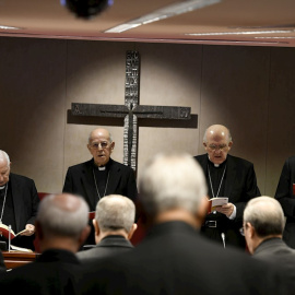 El presidente de la Conferencia Episcopal Española (CEE), Ricardo Blázquez (c-i) y el cardenal y arzobispo de Madrid, Carlos Osoro (c-d) inauguran la asamblea plenaria de los obispos que se celebra en Madrid. EFE/Víctor Lerena