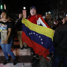  Ciudadanos celebrando en Caracas la proclamación de Nicolás Maduro como presidente electo por el Consejo Nacional Electoral. Imagen de archivo. Europa Press