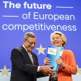  Mario Draghi, expresidente del Banco Central Europeo y Ursula von der Leyen, Presidenta de la Comisión Europea, en Bruselas. Imagen de archivo/Europa Press