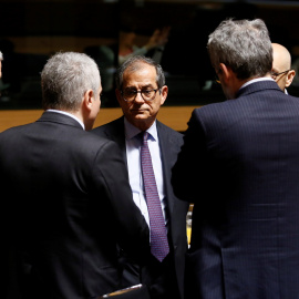 El ministro italiano de Finanzas, Giovanni Tria, en el centro, rodeado de otros ministros de la UE, antes de la reunión del Consejo Ecofin en Luxemburgo. EFE/ Julien Warnand