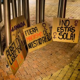 Pancartas durante una concentración en protesta por una agresión sexual cometida el pasado 8M.- José Sánchez / Europa Press