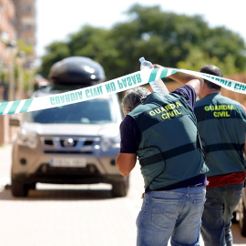 Agentes de la Guardia Civil acuden al domicilio donde se ha producido el crimen. - EFE