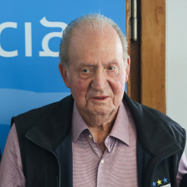  El Rey Juan Carlos durante la entrega de trofeos de la regata Turismo de Galicia.Raúl Terrel / Europa Press