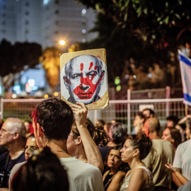  Un manifestante israelí sostiene un cartel que muestra el rostro del Primer Ministro israelí Benjamín Netanyahu con la palma ensangrentada. Foto: Eyal Warshavsky/SOPA Imágenes vía ZUMA Press Wire/dpa