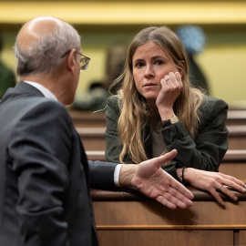 La diputada del PP y presidenta de Nuevas Generaciones, Bea Fanjul, conversa con otro diputado. EUROPA PRESS/Eduardo Parra