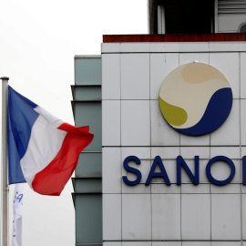 El logo de la farmacéutica Sanofi, junto a las banderas de Francia y de la UE, en su centro de I+D en la localidad gala de Vitry-sur-Seine. REUTERS/Charles Platiau