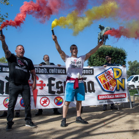 Manifestantes durante la concentración del grupo Democracia Nacional en Montjuïc, a 12 de octubre, en Barcelona. Firma: Lorena Sopêna / Europa Press