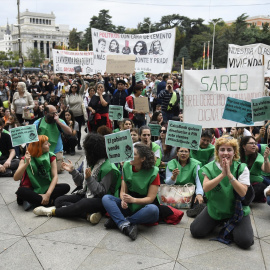  Decenas de personas durante una manifestación para denunciar el precio de los alquileres, en Madrid. Fernando Sánchez / Europa Press