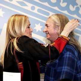 Rosendo recibe la felicitación de la presidenta de Madrid Cristina Cifuentes, etras recibir la medalla de Oro de Madrid hace unas semanas. | EFE