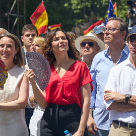  Cuca Gamarra, Isabel Díaz Ayuso, Alfonso Serrano, y el expresidente del Gobierno, José María Aznar, durante una manifestación del PP, en la Puerta de Alcalá. Jesús Hellín / Europa Press.