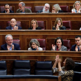 La bancada del PSOE aplaude a la ministra de Hacienda, María Jesús Montero durante el pleno en el Congreso de los Diputados para debatir la senda de déficit. EFE/Chema Moya