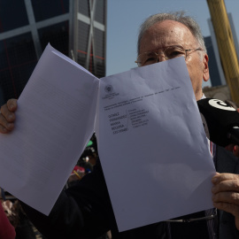 El secretario general de Manos Limpias, Miguel Bernad, durante la llegada a los juzgados de Plaza Castilla de Begoña Gómez para declarar ante el juez Peinado, a 19 de julio de 2024.