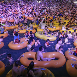 Fiesta en un parque acuático en Wuhan. / AFP