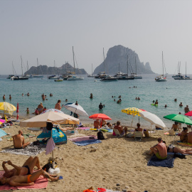  Varias personas en la playa de Cala d'Hort, a 11 de julio de 2023, en Ibiza (España). Imagen de archivo. Germán Lama / Europa press