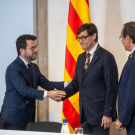 El expresident de la Generalitat, Pere Aragonès; el nuevo president de la Generalitat de Cataluña, Salvador Illa y el presidente del Parlament, Josep Rull, durante la toma de posesión de Salvador Illa como president de la Generalitat.- Lorena Sopêna /