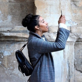 Joven sacando una foto con su teléfono móvil /EUROPA PRESS