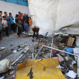  Los palestinos inspeccionan el lugar tras los ataques israelíes contra una tienda de campaña para personas desplazadas en una escuela. Firma: Naaman Omar / Zuma Press