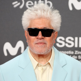  El director Pedro Almodóvar posa en el photocall a su llegada a la entrega del Premio Donostia, en el Festival de Cine de San Sebastián. Raúl Terrel / Europa Press