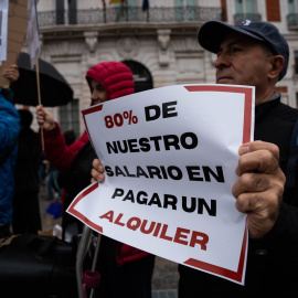 Un hombre protesta con un cartel durante una manifestación por el Bono Joven de Alquiler, en la Puerta del Sol, en Madrid (España).- Matias Chiofalo / Europa Press