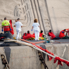  Los servicios sanitarios atienden a los migrantes llegados en cayuco al muelle de San Sebastián de La Gomera, Canarias. Europa Press Canarias