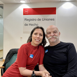  Martín Caparrós y Marta Nebot, el pasado 12 de junio de 2024 en el registro de parejas de hecho de la Comunidad de Madrid.