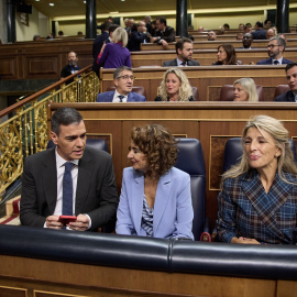  El presidente del Gobierno, Pedro Sánchez; la vicepresidenta primera y ministra de Hacienda, María Jesús Montero y la vicepresidenta segunda y ministra de Trabajo, Yolanda Díaz, en el Congreso de los Diputados. Jesús Hellín / Europa Press.