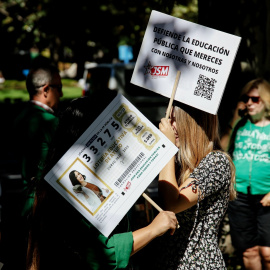  Dos mujeres portan carteles que aluden a la educación pública y a la presidenta de la Comunidad de Madrid, Isabel Díaz Ayuso, durante una manifestación por los derechos de la educación pública en la Comunidad de Madrid. Carlos Luján / Europa Press