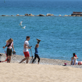 Banyistes a una platja de Barcelona aquesta setmana. ACN / MIQUEL CODOLAR