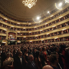 Asistentes a la ópera Don Giovanni en La Scala, Milán, en una imagen de archivo. REUTERS