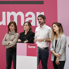  El portavoz de Sumar, Ernest Urtasun (c); la secretaria de Comunicación, Elizabeth Duval; la secretaria de Feminismos, Amanda Andrades; la secretaria de Organización, Lara Hernández; y Paloma Moreno (de izda a dcha) ofrecen una rueda de prensa para an