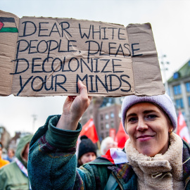  Una mujer sostiene un cartel contra la colonización mientras la gente se manifiesta en la Plaza Dam de Ámsterdam. Ana Fernandez/ Europa Press.