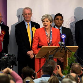 La primera ministra británica Theresa May (c) ofrece un discurso de victoria en el Centro de Ocio Magnet después de ser declarada ganadora de la votación en el distrito electoral de Maidenhead, Gran Bretaña. /EFE