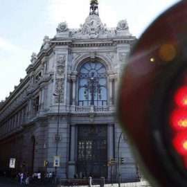 Un semáforo en rojo cerca del edificio del Banco de España en Madrid. EFE