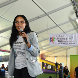 Shimica Gaskins, directora ejecutiva de la ONG Children’s Defense Fund, en un acto para promover la justicia social y económica en California. Foto: Cortesía de Mitch Haddad