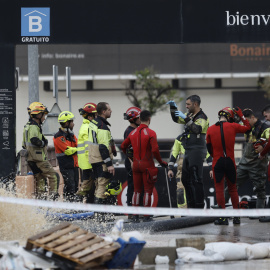 omberos y policía Nacional continúan en los trabajos de achique y búsqueda en el parking de Bonaire en Aldaia, Valencia.-EFE/Kai Försterling