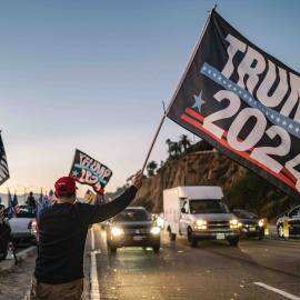  Una multitud entusiasta de simpatizantes del expresidente estadounidense y ahora presidente electo Donald Trump se reúne en la playa de Santa Mónica. Chin Hei Leung/ Europa Press.