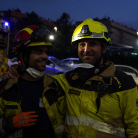  Dos bomberos en Aldaia, Valencia. Europa Press