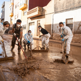  Varias personas realizan tareas de limpieza en una de las zonas afectadas por la DANA. Matias Chiofalo / Europa Press.