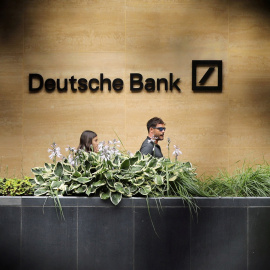 Una pareja pasa por delante de las oficinas de Deutsche Bank en Londres. REUTERS/Simon Dawson/