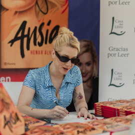 La guionista y cómica Henar Álvarez firma un libro durante la 83ª edición de la Feria del Libro de Madrid, en el Parque del Retiro, en Madrid (España).-Mateo Lanzuela / Europa Press