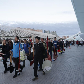  Voluntarios en la Ciutat de les Arts i les Ciènces se dirigen a tomar un autobús que les acerque a alguna de las zonas afectadas por las inundaciones a primeras horas de la mañana de domingo en València. EFE/Manuel Bruque