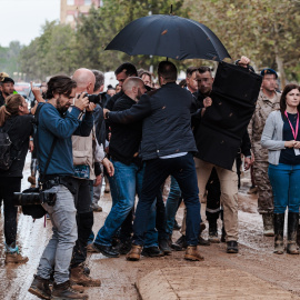  El presidente del Gobierno, Pedro Sánchez, durante su visita a una zona afectada por la DANA, en Valencia. Carlos Luján / Europa Press