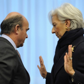 La directora gerente del FMI, Christine Lagarde, conversa con el ministro de Economía, Luis de Guindos, enuna reunióm del Eurogrupo en Bruselas. AFP/JOhn Thys