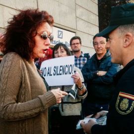 Cristina Fallarás hablando con un agente de Policía.