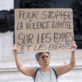  Una mujer sostiene una pancarta contra la violencia que sufren mujeres y niños en una manifestación de apoyo a Gisèle Pélicot. Reuters