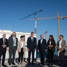 El presidente del Gobierno, Pedro Sánchez (4i), con la ministra de Vivienda, Isabel Rodríguez (3i), el alcalde de Barcelona, Jaume Collboni (3d), y otras autoridadses visitan una promoción de vivienda pública de alquiler asequible, en el distrito de S