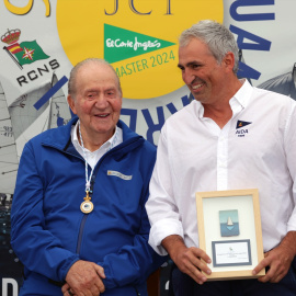  El Rey Emerito, Don Juan Carlos de Borbón, preside la entrega de trofeos de la Regata Rey Juan Carlos I El Corte Inglés Máster en el club náutico, en Galicia. Firma: José Ramón Hernando / Europa Press